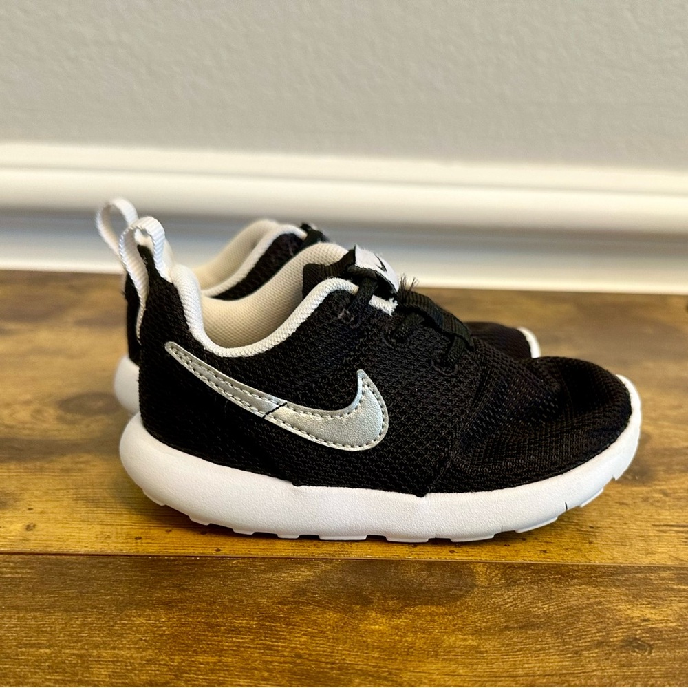 Nike Roshe Run Toddler size 7 Black Silver Sneakers EUC